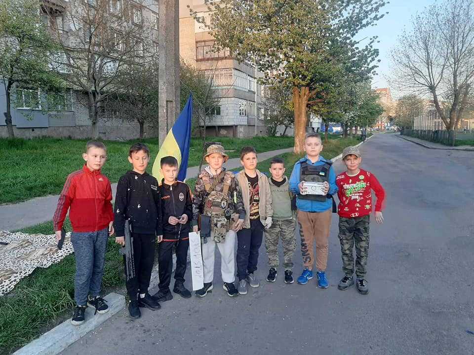 Подяка  українським захисникам від юних червоноградців