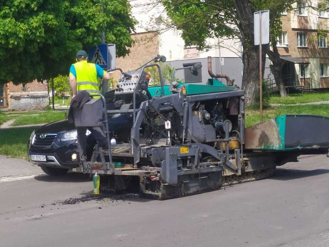 Протягом вихідних підрядні організації відремонтували  дороги по вулицях Корольова, Набережна, св. Володимира, Крушельницької у Червонограді