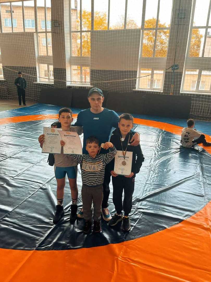 Юні червоноградські атлети вибороли срібні нагороди на обласних змаганнях з греко-римської боротьби