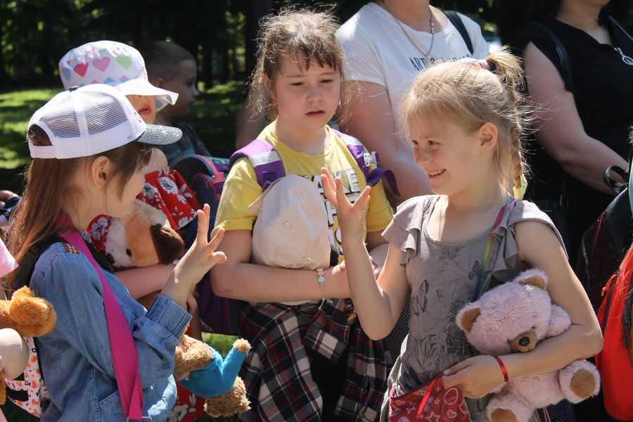 В дитячих долоньках купається сонце