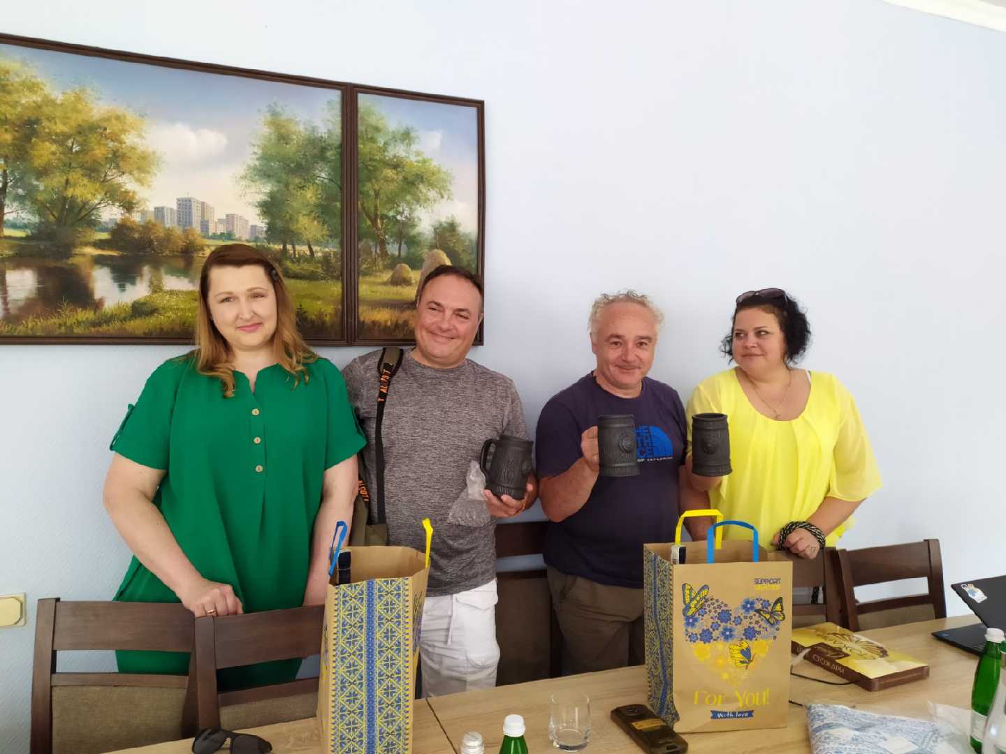 Сьогодні в Червоноградській міській раді зустрічали волонтерів з Італії, які з початку повномасштабної агресії росії передають гуманітарну допомогу для України.