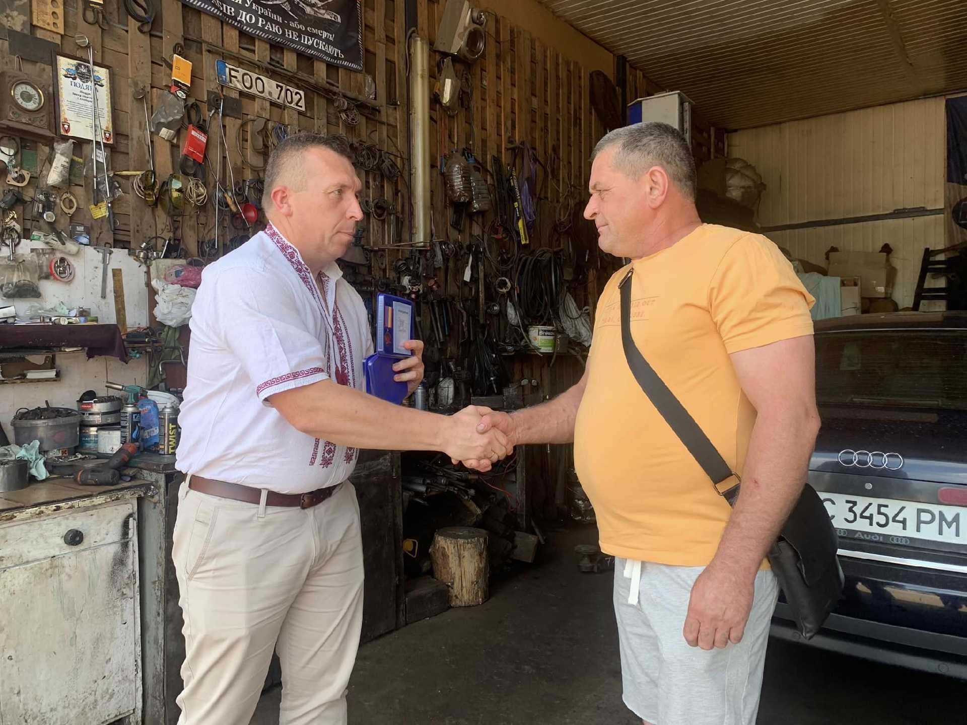 Міський голова відзначив волонтерів, які вже півтора року повномасштабної війни безкоштовно ремонтують автівки для військових