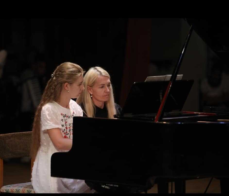 Анастасія Люзович та Олена Царенська здобули дві перші премії на фестивалі «Зірки виходять на сцену»