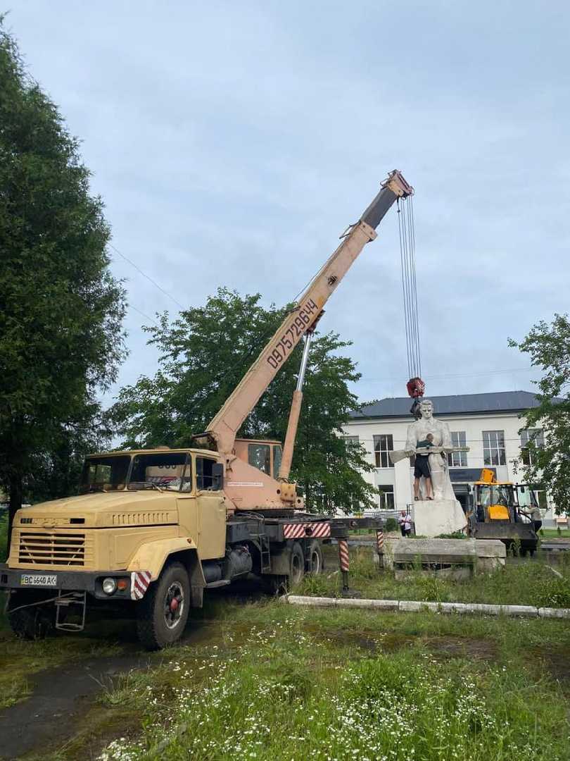 Демонтовано іще одну пам'ятку радянської символіки