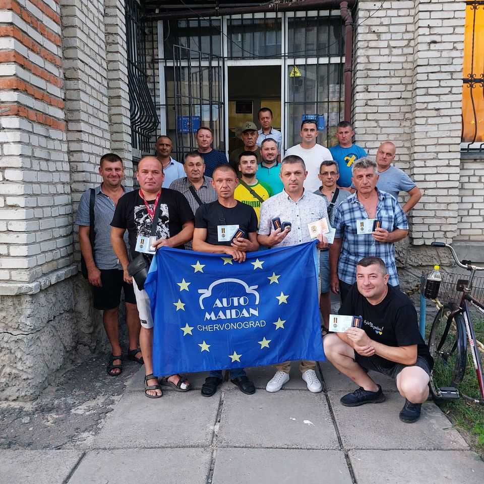 За гідність і патріотизм. Червоноградські автомайданівці отримамали почесні відзнаки від українських Захисників