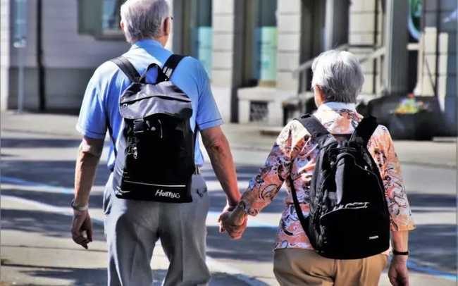 Українці, котрі перебувають за кордоном, можуть отримувати пенсії та допомоги міжнародними поштовими переказами «Укрпошти»