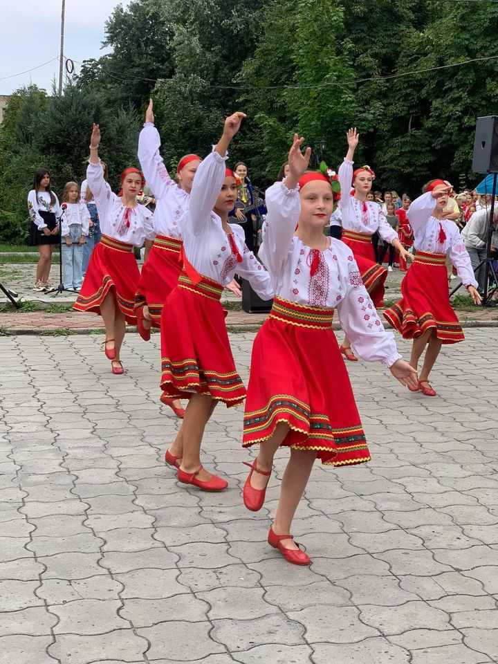 Співали, танцювали, громаду розважали і гроші для ЗСУ збирали