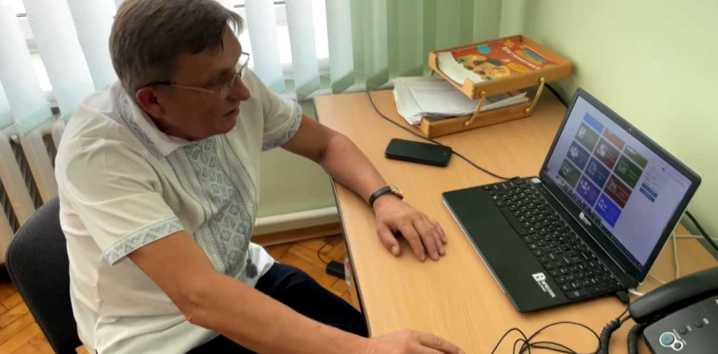 Як запроваджується система електронних журналів і щоденників у Червоноградській гімназії №8