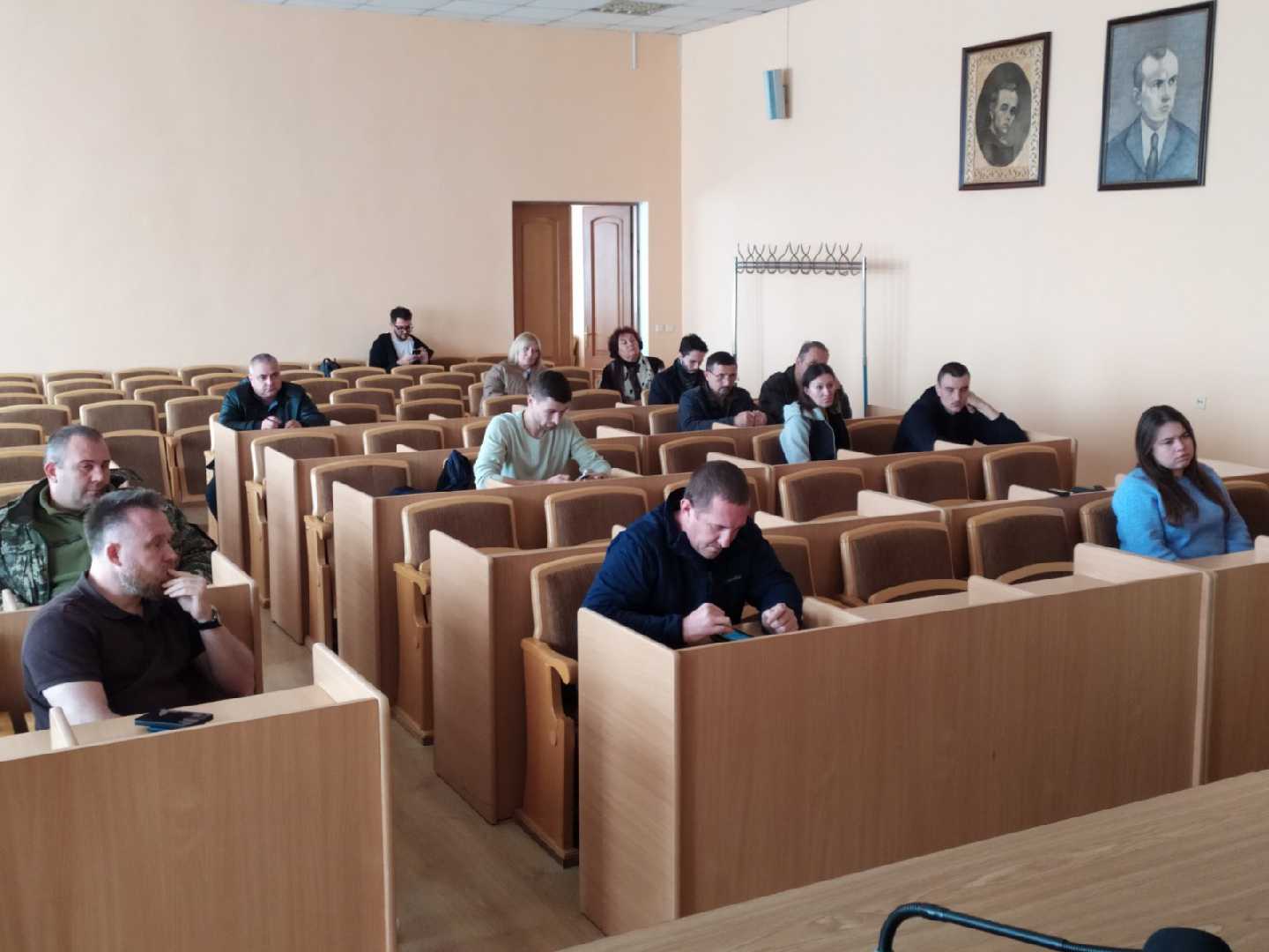 Роз’яснення, чому в переліку пропозицій для голосування є одночасно «Червоноград», «Проти перейменування» та «Перейменування не на часі». 