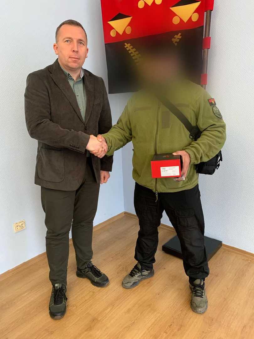 Червоноградський міський голова передав тепловізор для військових спецпідрозділу «Артан». 