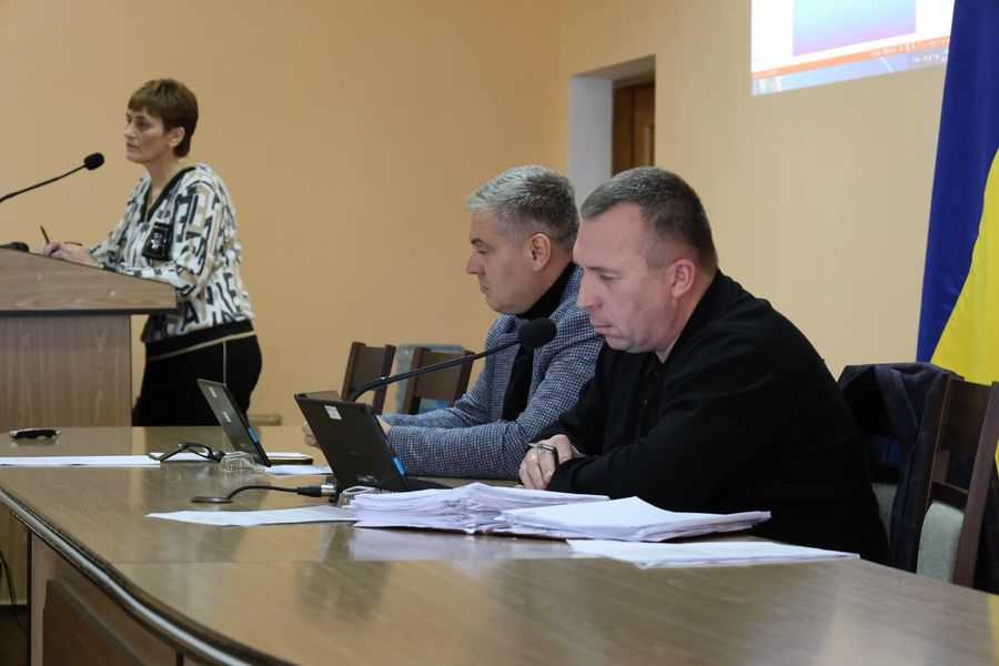 2 мільйони гривень знімуть з фонду заробітної плати виконавчого комітету та передадуть на закупівлю амуніції для військових