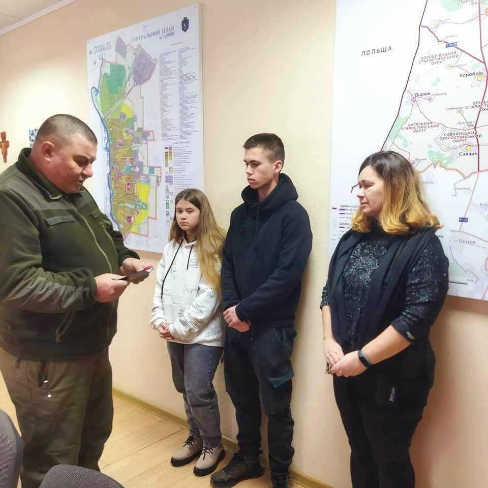 Героя Степана Лутчина посмертно нагороджено нагрудним знаком «Золотий хрест» Валерія Залужного.