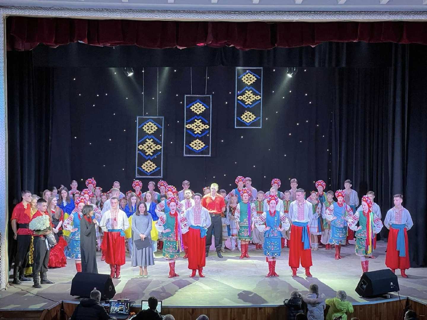 На благодійному концерті Народного ансамблю танцю «Молодість» зібрали 37577 гривень на дрон для бійців 63 батальйону ТРО.