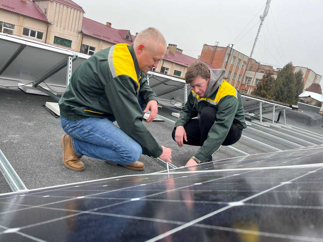 360 квадратів Червоноградського гірничо - будівельного ліцею живляться сонячними панелями