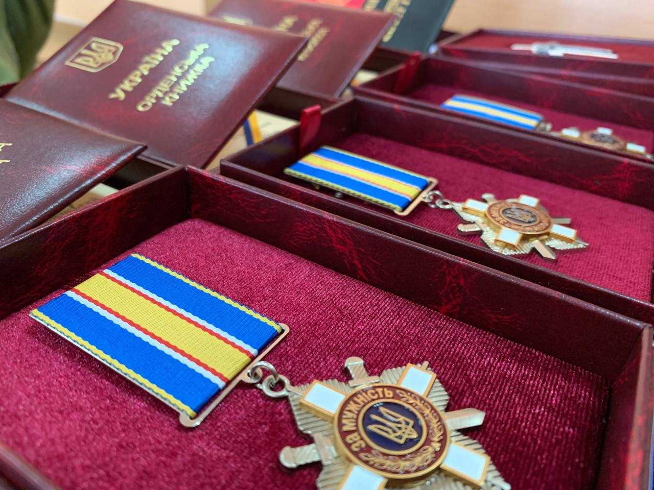 Червоноградський міський голова Андрій Залівський вручив рідним Героїв посмертні нагороди.