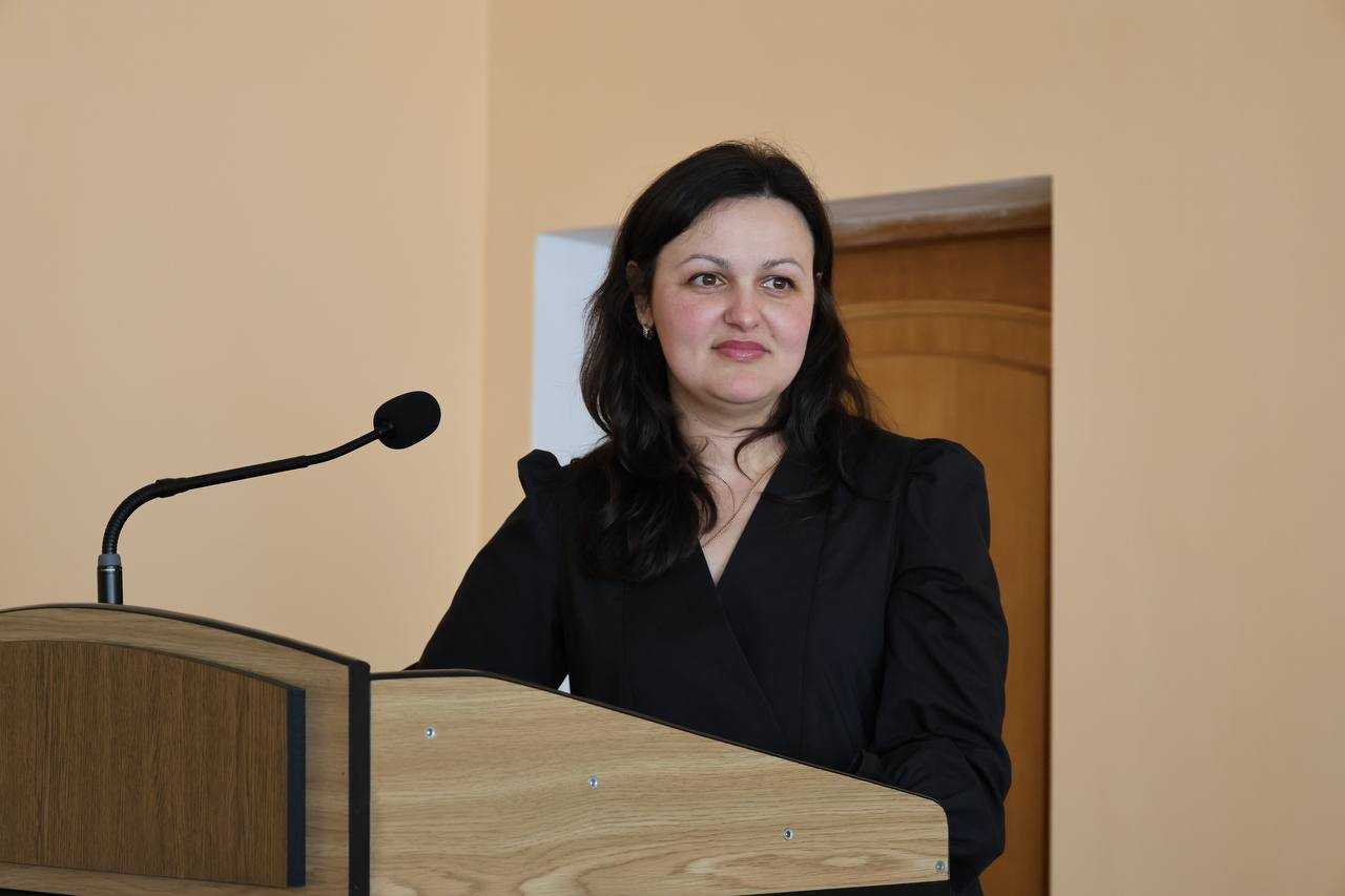 Переможницею конкурсу на посаду директора комунального підприємства «Червоноградська міська стоматологічна поліклініка» стала Олеся Холявінська.