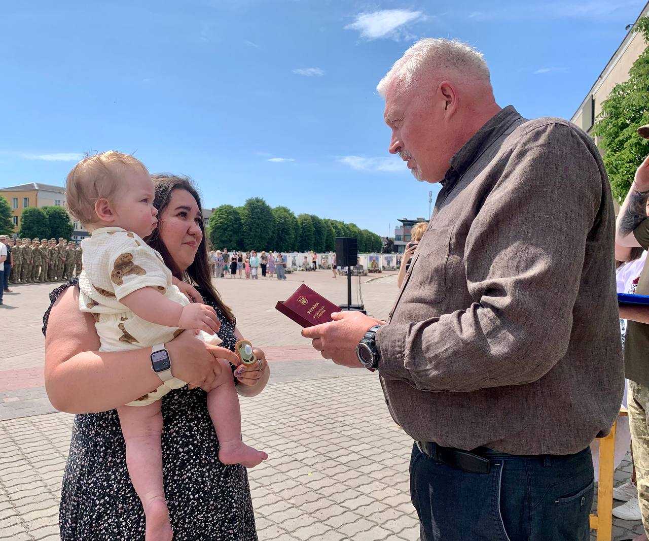 26 травня а Вічевій площі у Червонограді родинам полеглих Героїв вручили державні нагороди 