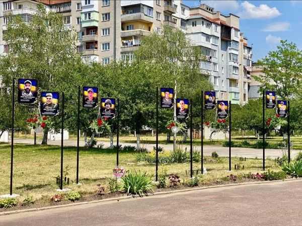 Алею пам'яті випускників, які загинули за незалежність України, відкрили в Гімназії №3.