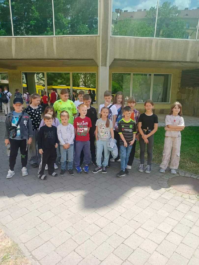 18 дітей із сімей військовослужбовців відвідали виставу у Львівському державному цирку.