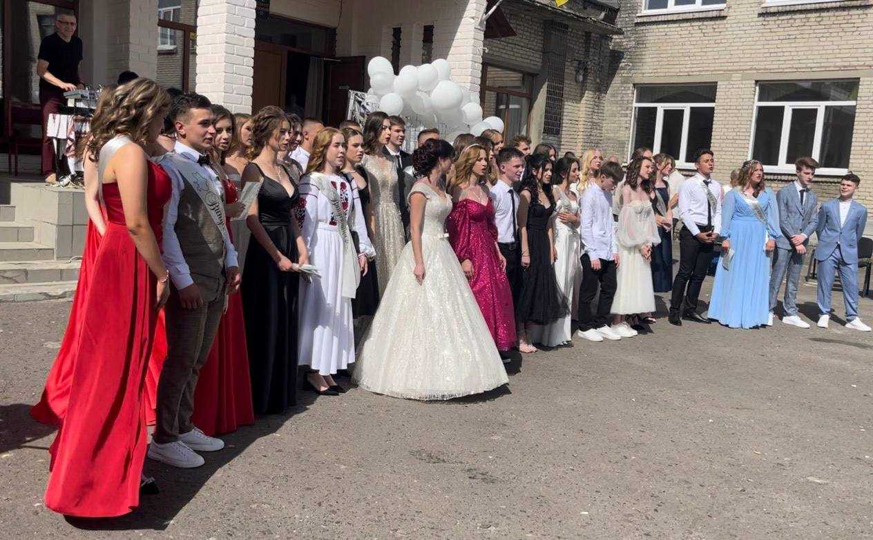 Випускники Соснівського ліцею передали кошти військовим тероборони