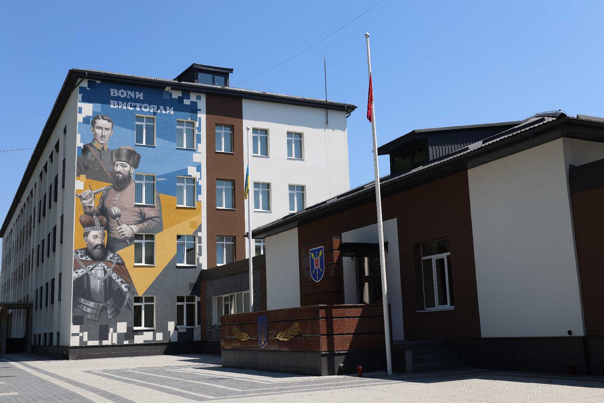 На стінах Червоноградського військового ліцею з’явились мурали