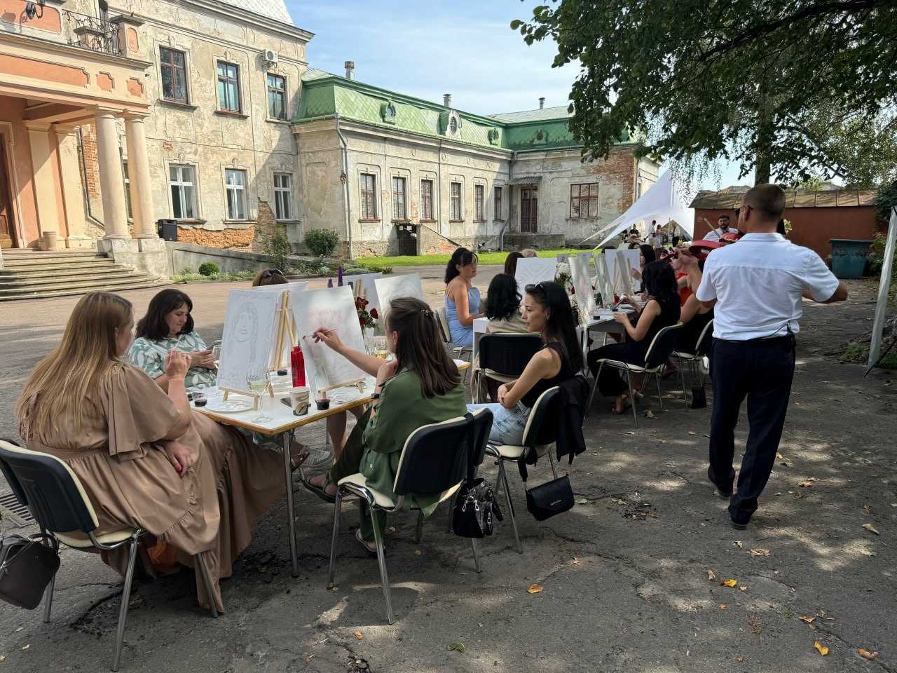 У Червонограді на території Палацу Потоцьких відбувся перший Art brunch для дружин військовослужбовців