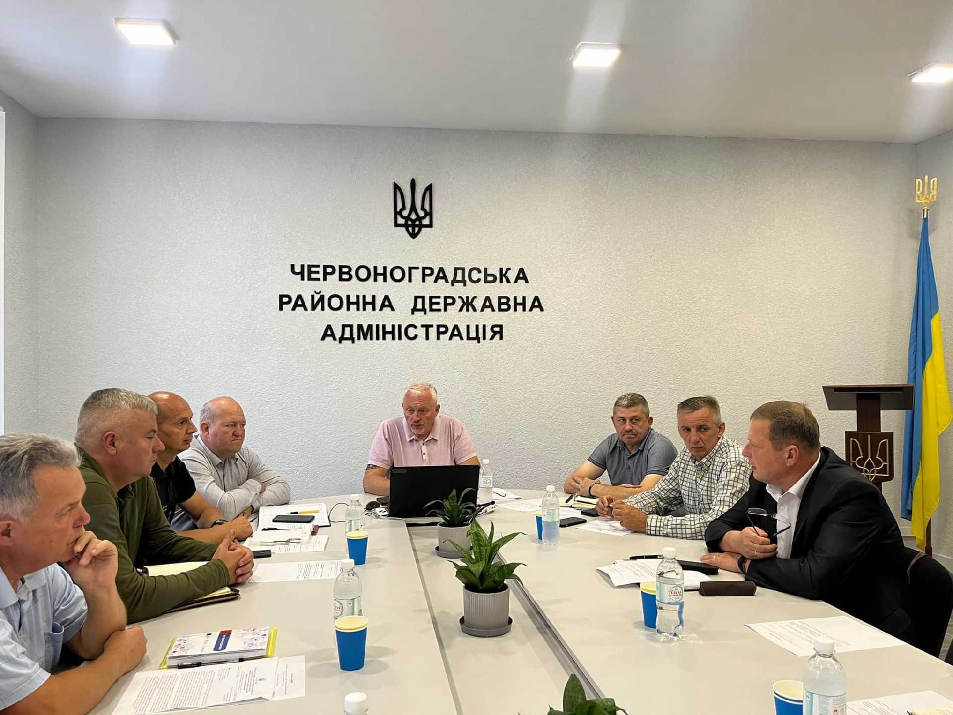 Голова Червоноградської райдержадміністрацій Андрій Дяченко провів позачергове районне засідання ТЕБ та НС стосовно неприємного запаху, що турбує мешканців Червонограда.