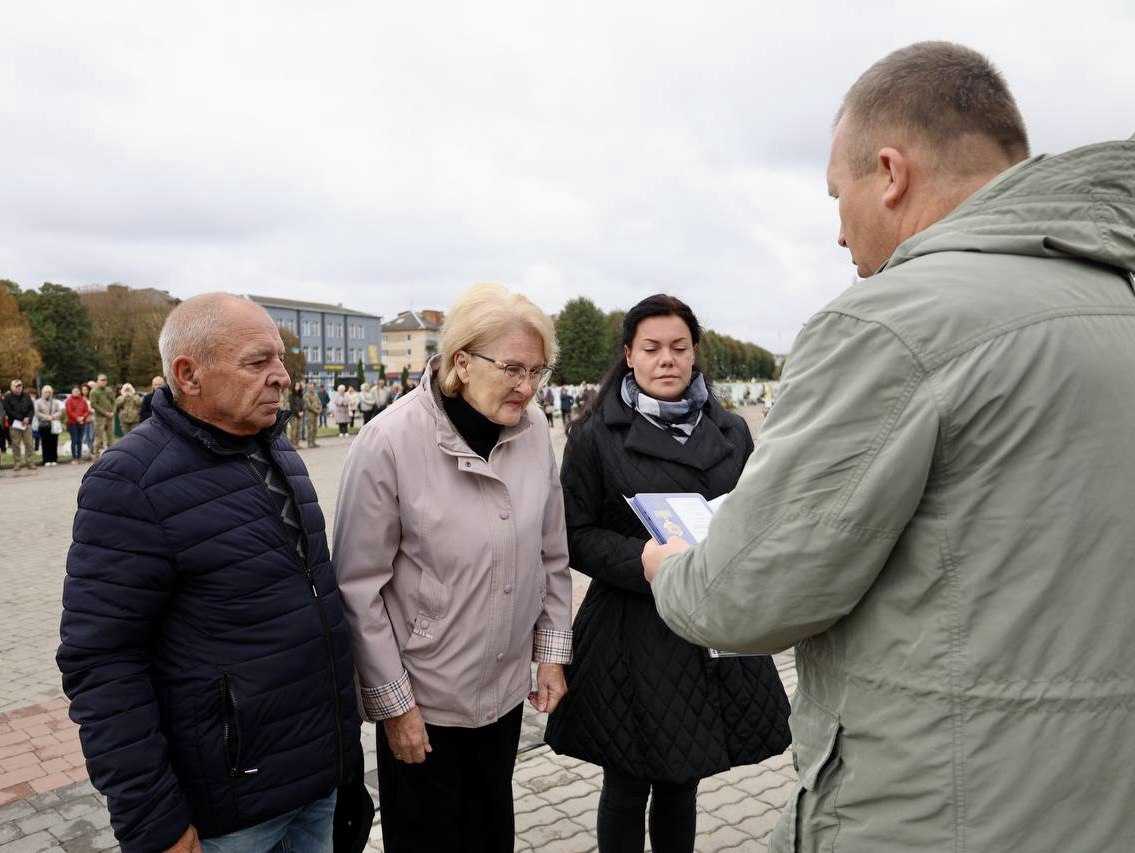 Рідні загиблих Героїв отримали відзнаки «Почесний громадянин Червоноградської територіальної громади»