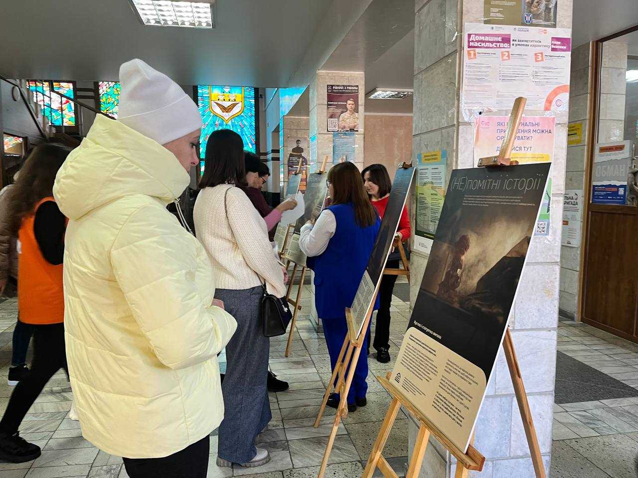 Відбулась презентація виставки «(Не) помітні історії» про внутрішньо переміщених українців