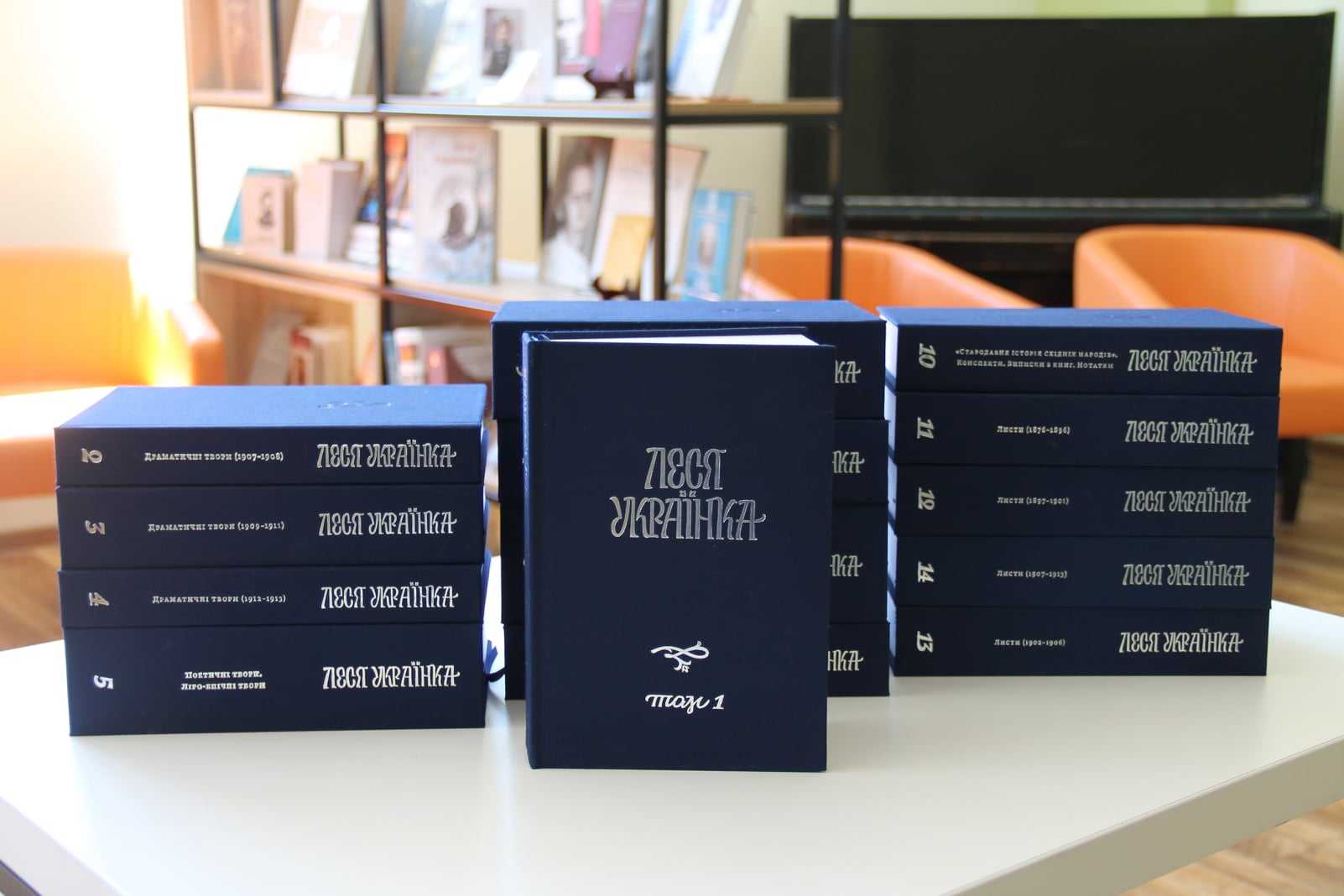 Червоноградська центральна бібліотека отримала унікальне видання від Українського інституту книги