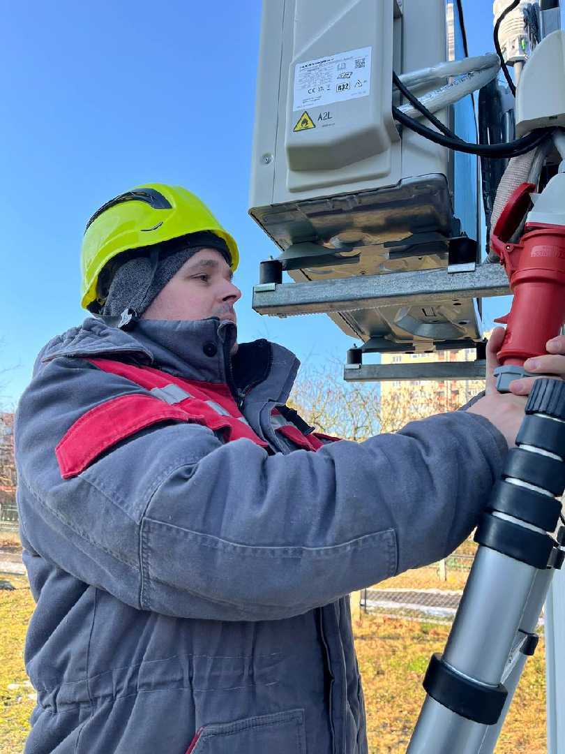 Монтаж станції моніторингу якості повітря на фінішній прямі