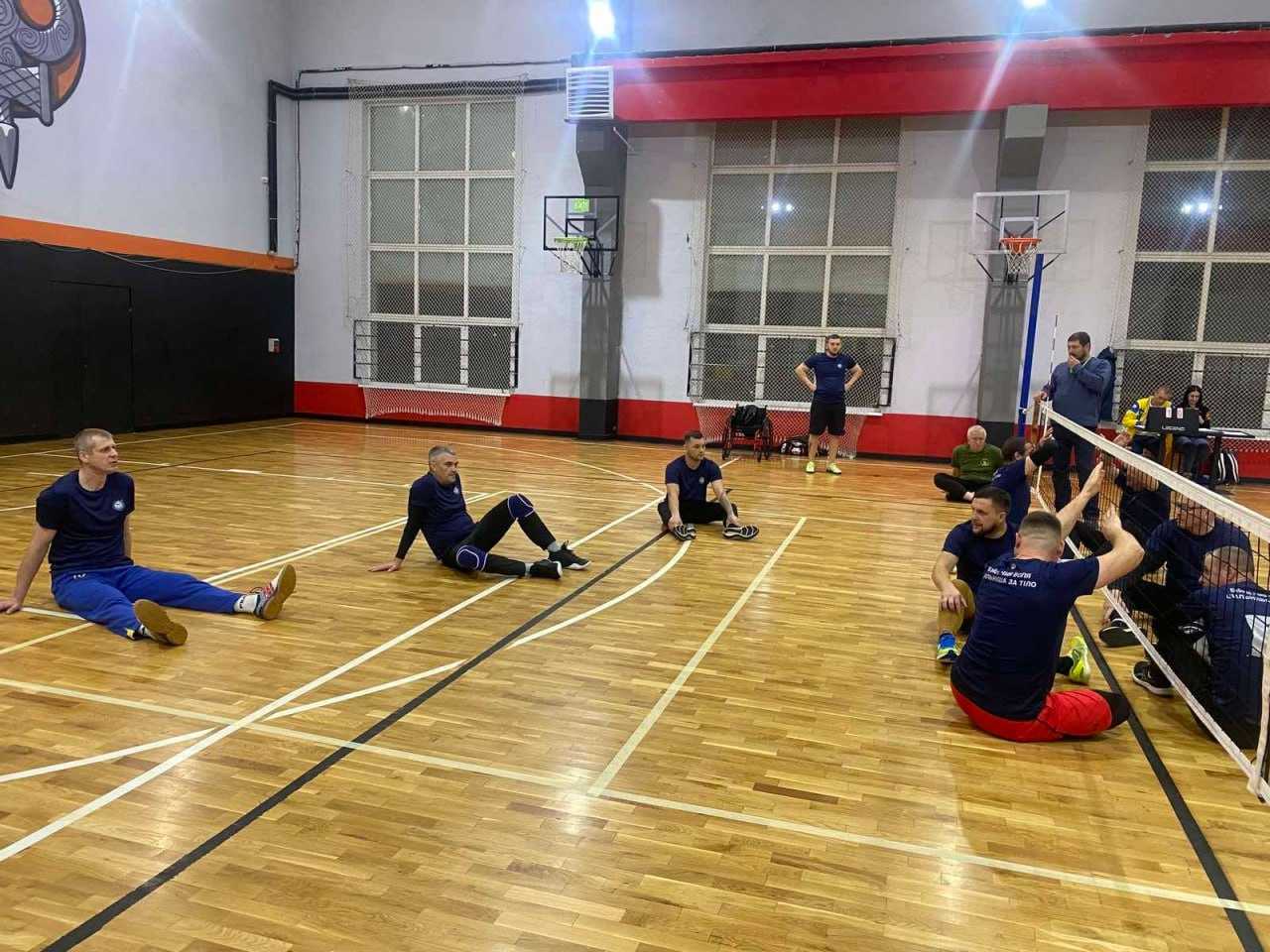 Ветеранів запрошують стати учасником команди з волейболу сидячи