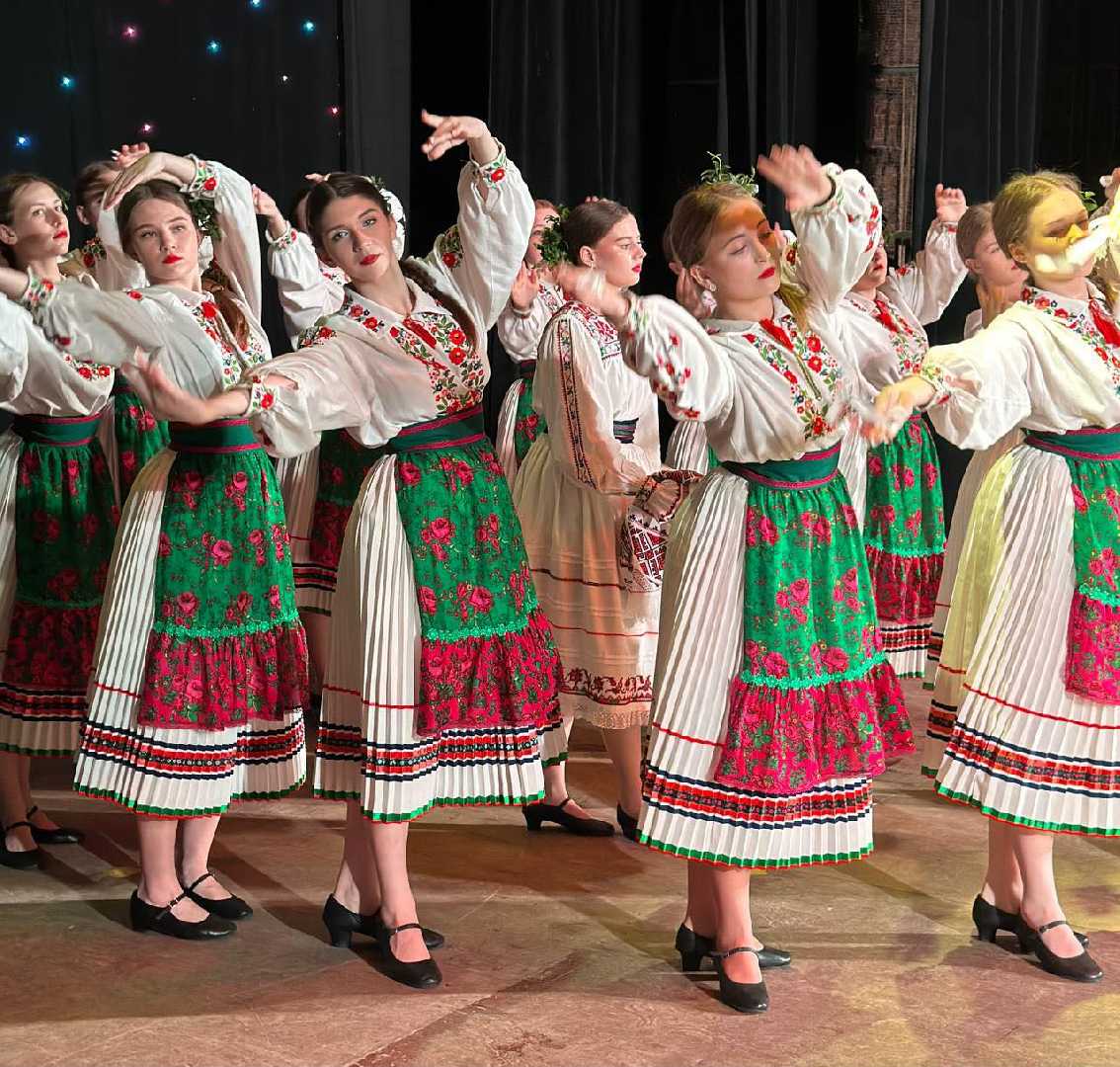 На благодійному концерті «Стежками весни: танцювальна історія Первоцвіту» зібрали понад 17 тисяч гривень на підтримку військових