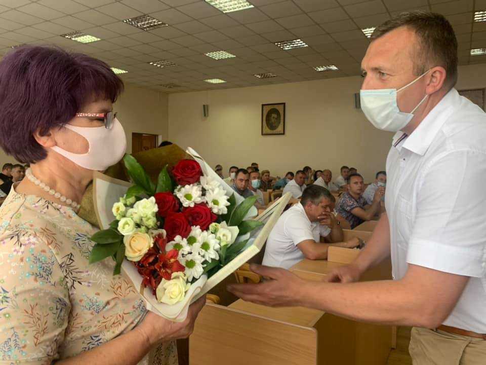 Міський голова нагородив багаторічних директорів Червоноградських шкіл та керівницю бібліотечної системи 