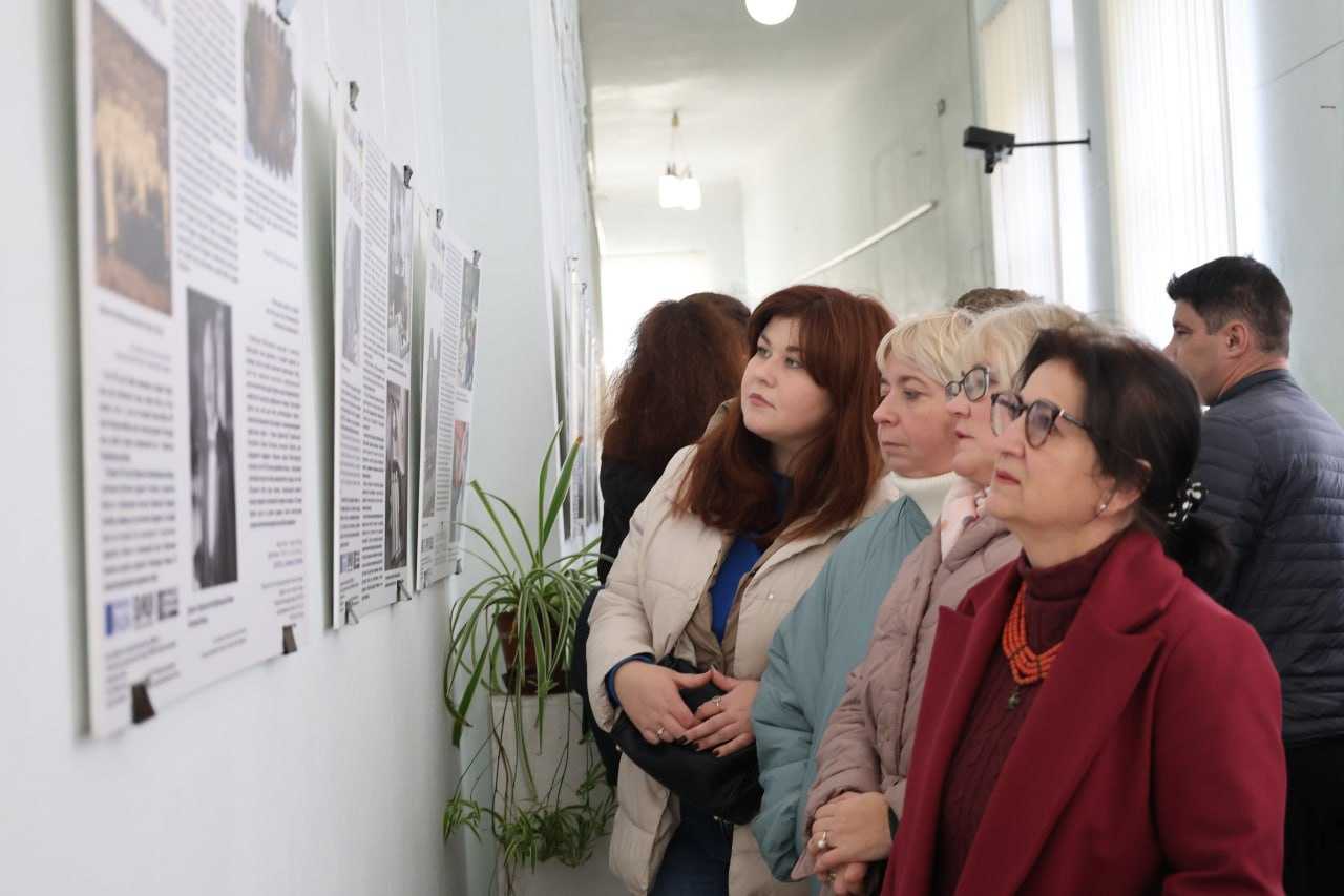 «У наших містах було життя»: історії мешканців Донеччини ожили у «Виставці про нас»