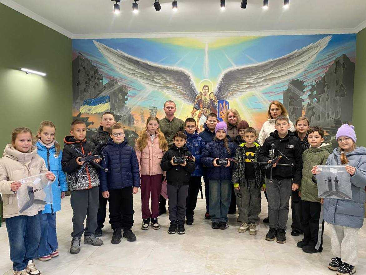 Учні Початкової школи №11 передали дрони для наших захисників 