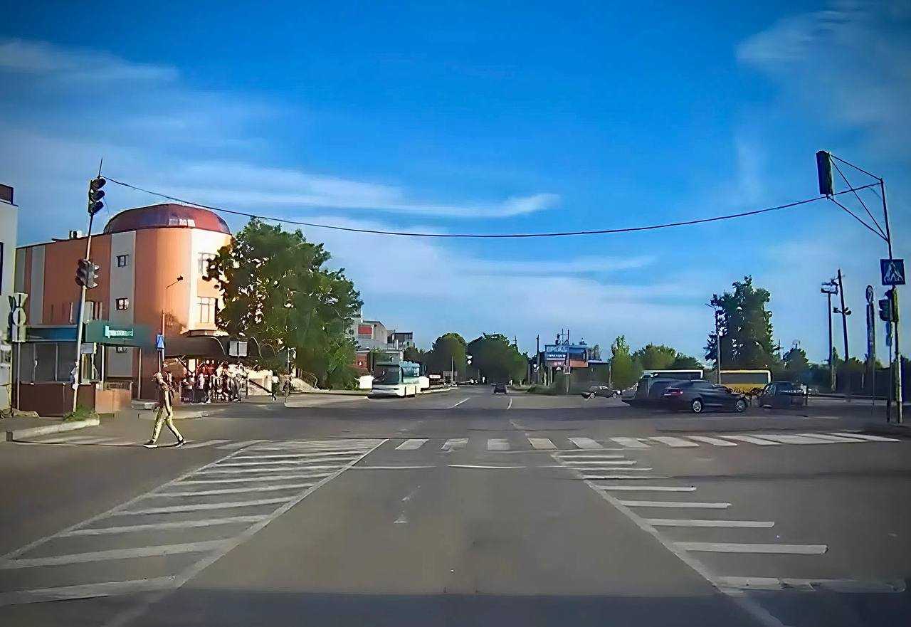 Тимчасові ускладнення руху транспорту на вул. Б. Хмельницького через дорожні роботи