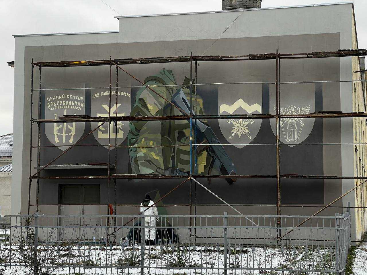 У Шептицькому на фасаді Гімназії №2 триває робота над муралом, який присвячений загиблому Захиснику Олегу Кавецькому.