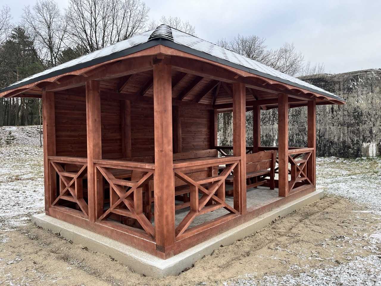 У селі Бендюга на території біля Хресної Дороги встановили дерев’яну альтанку.