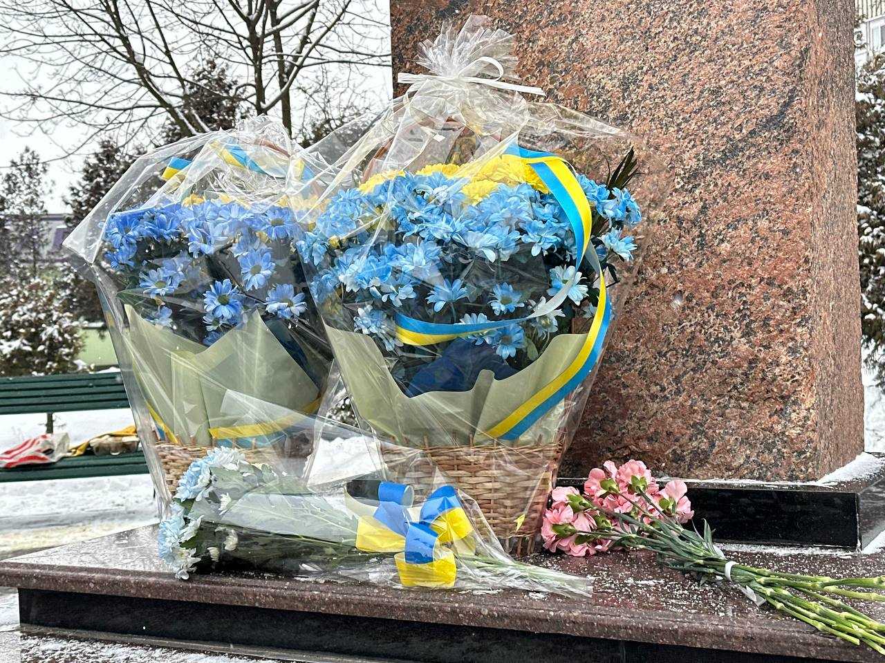 Спільною молитвою та покладанням квітів у громаді вшанували пам'ять Степана Бандери