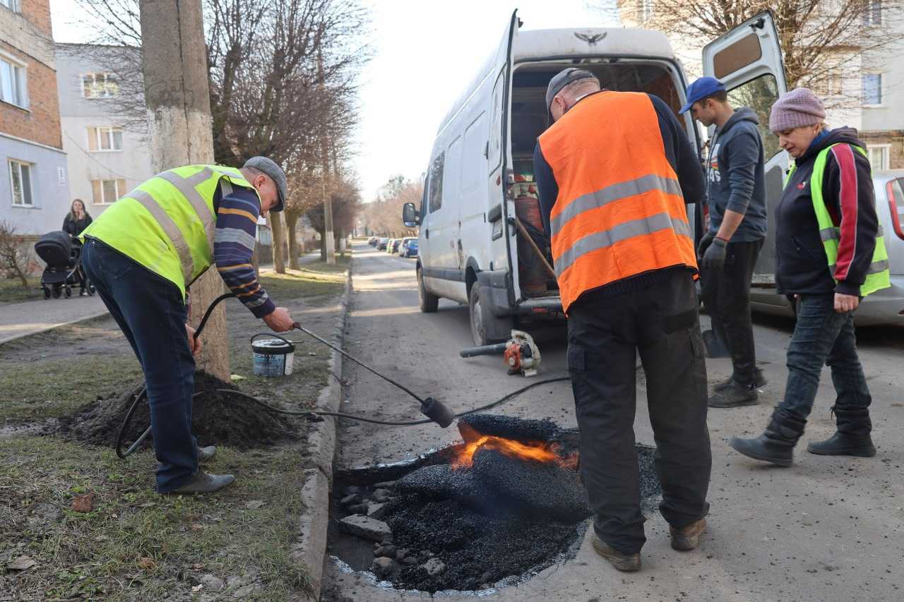 У громаді триває ямковий ремонт із застосуванням холодного асфальт