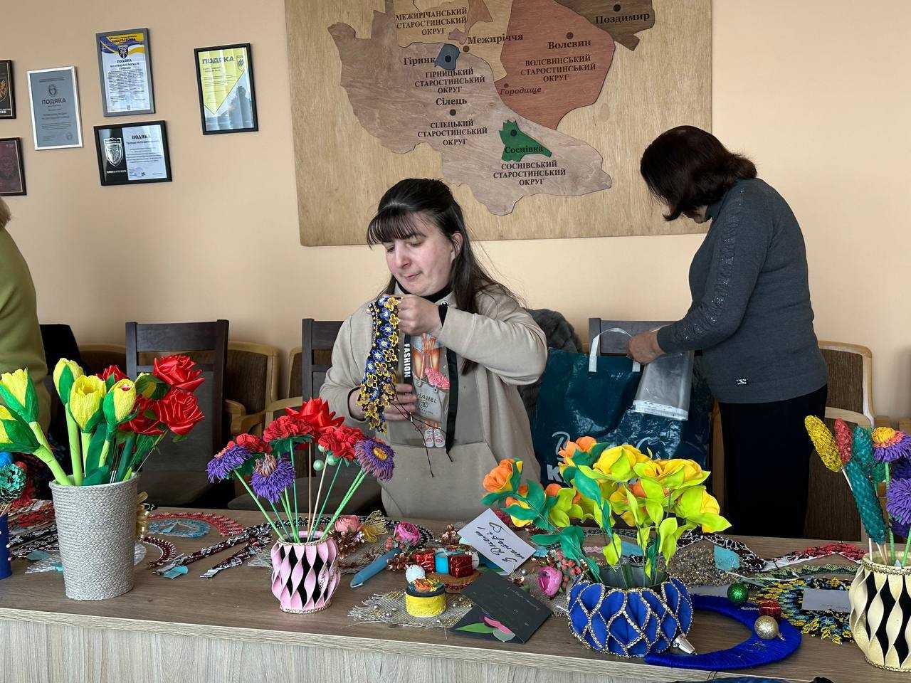 Молодь з інвалідністю представила свої вироби на благодійному ярмарку у Шептицькій міській раді