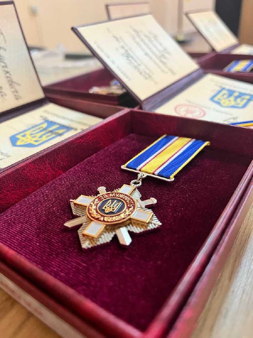 Перед початком засідання сесії, міський голова Андрій Залівський вручив рідним Героїв державні нагороди