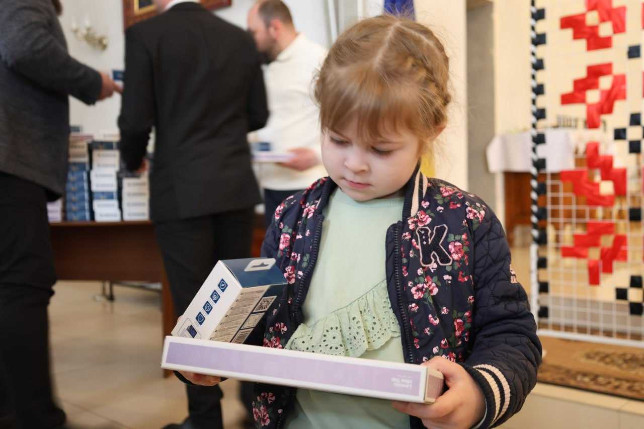 Литовські партнери подарували 90 планшетів дітям Героїв