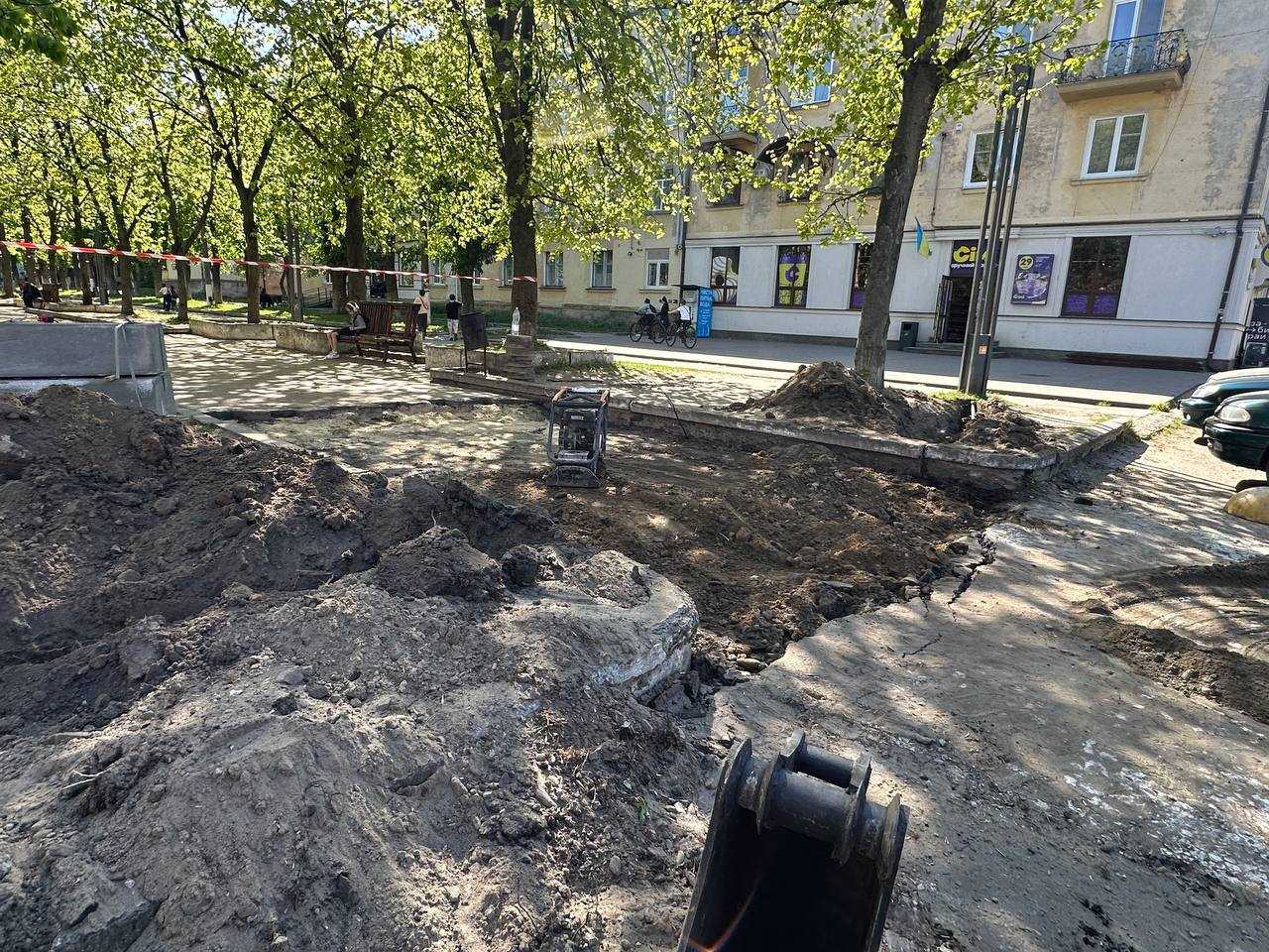 У місті триває поточний ремонт тротуарів із облаштуванням пандусів у межах Програми безбар'єрності