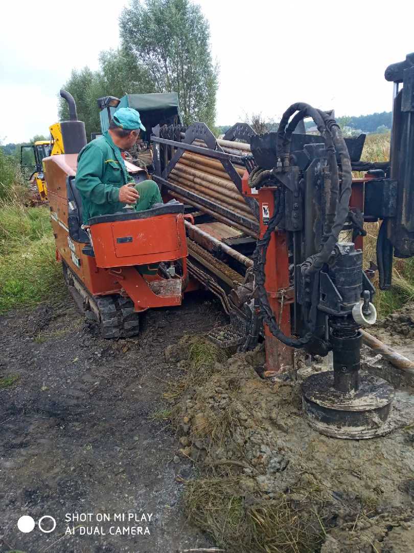 Прокладають водопровід під захисною дамбою