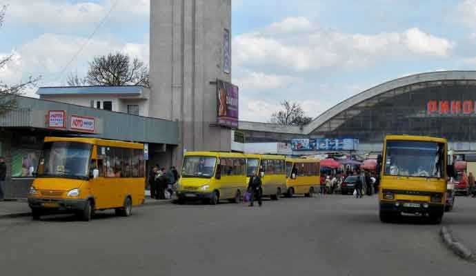 Розклад руху автобусів до кладовищ у Добрячині та Бендюзі в поминальний день 1 листопада. 