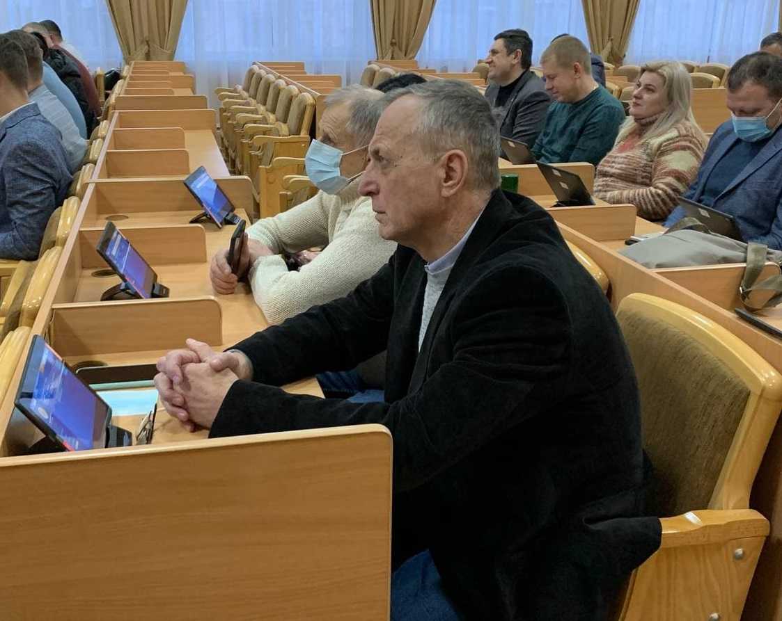 Які рішення прийняли депутати на позачерговому засіданні сесії ?