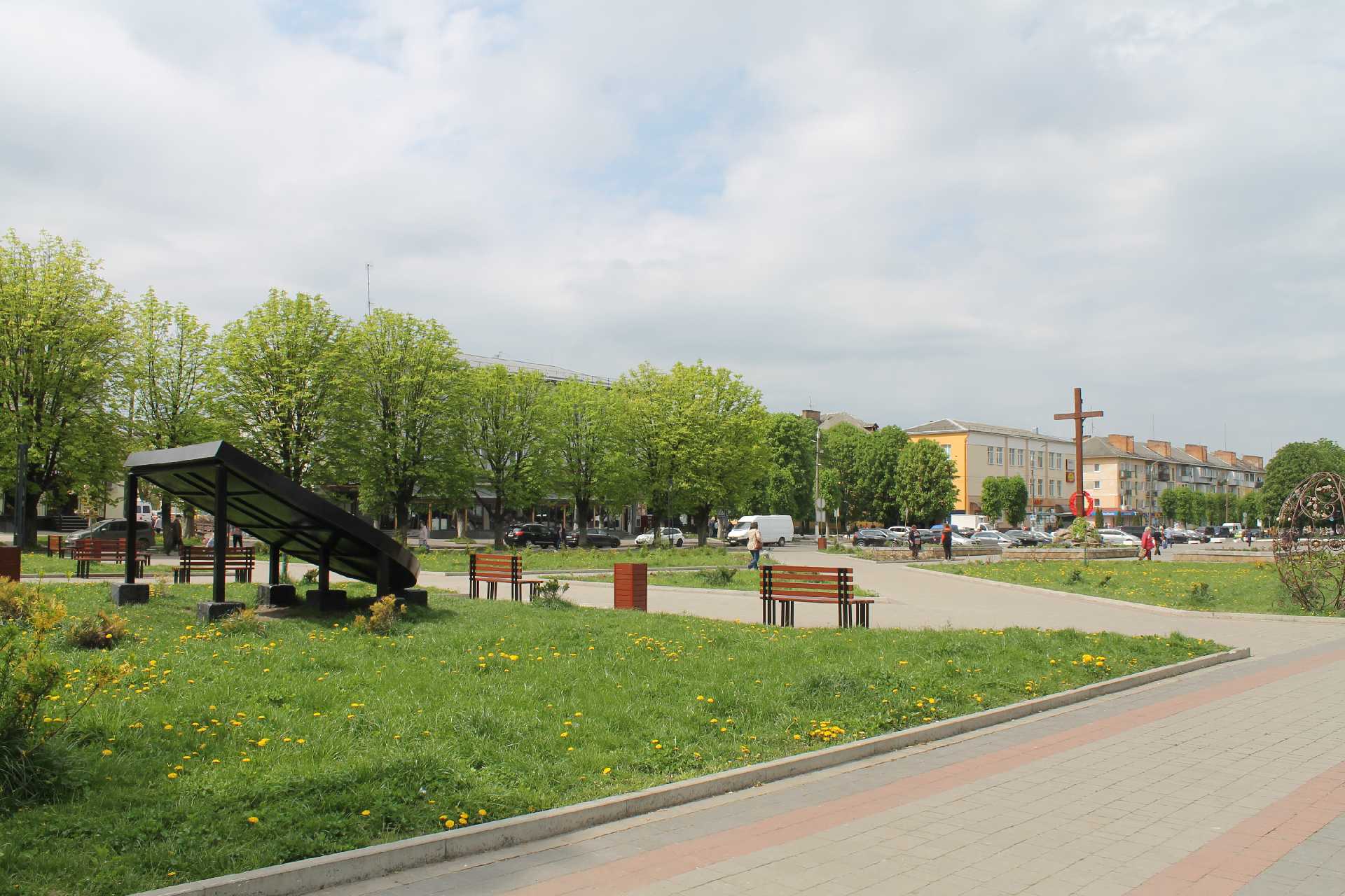 Комунальники прибирають місто до великодніх свят