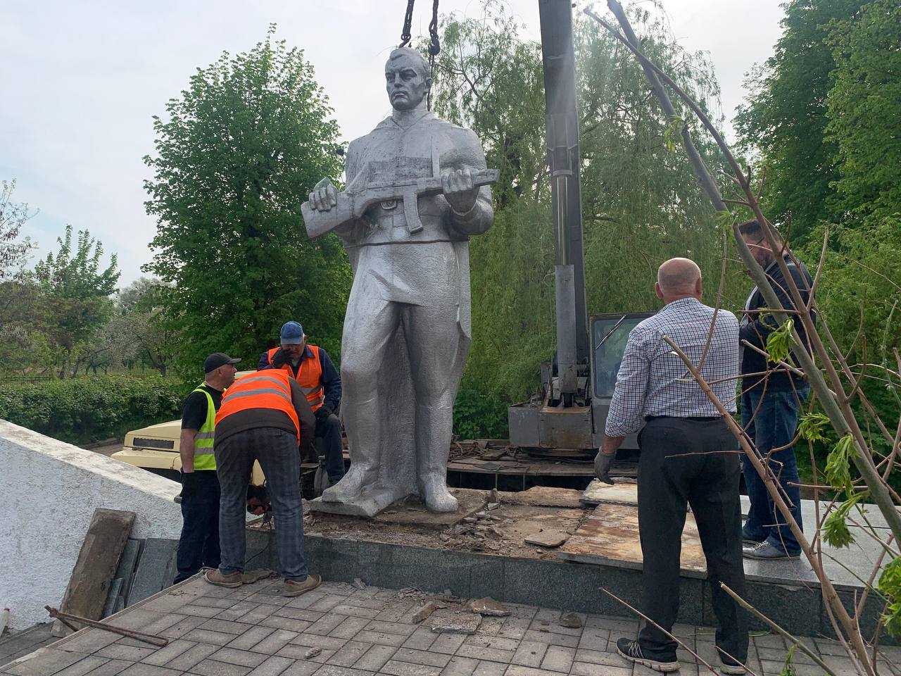 У Червонограді демонтували скульптуру солдата меморіального комплексу